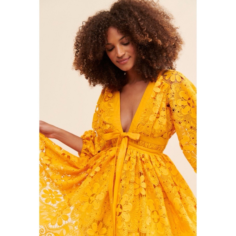 Peekskill Lace Dress Size Small Yellow Sheer Lined V-Neck Quarter Sleeve Bow